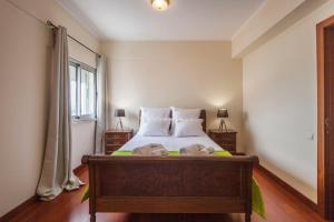 Un pat sau paturi într-o cameră la Deluxe Marina Apartment - Azorean Butler
