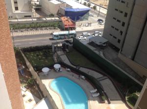 uitzicht op een zwembad vanuit een gebouw bij Porto de Iracema in Fortaleza