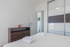 Posteľ alebo postele v izbe v ubytovaní Villa top of Murter, one bedroom apartment
