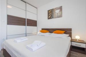 Posteľ alebo postele v izbe v ubytovaní Villa top of Murter, one bedroom apartment