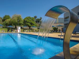 בריכת השחייה שנמצאת ב-Valinhos Plaza Hotel או באזור