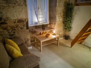 een woonkamer met een bank en een tafel met een kaars bij Cathedral Studio in Las Palmas de Gran Canaria
