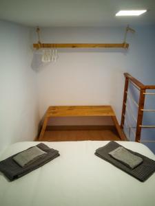 een slaapkamer met een bed met twee handdoeken erop bij Cathedral Studio in Las Palmas de Gran Canaria