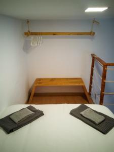 Un dormitorio con una cama con dos toallas encima. en Cathedral Studio, en Las Palmas de Gran Canaria