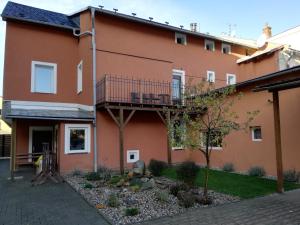 Budova, v ktorej sa apartmán nachádza