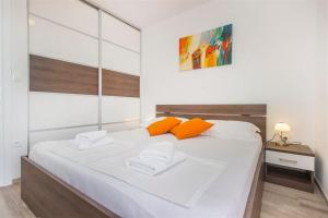 Posteľ alebo postele v izbe v ubytovaní Villa top of Murter, one bedroom apartment 2