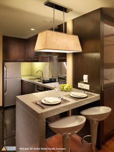 Kuchyň nebo kuchyňský kout v ubytování Micasa All Suites Hotel