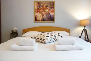 Postel nebo postele na pokoji v ubytování Villa Quantum Beograd + 32 fotografií