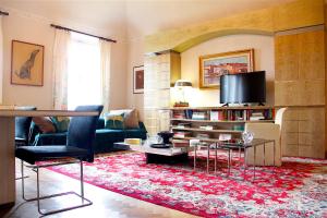 A television and/or entertainment centre at Art Apartment Villa Mannelli