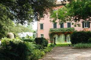 A garden outside Art Apartment Villa Mannelli