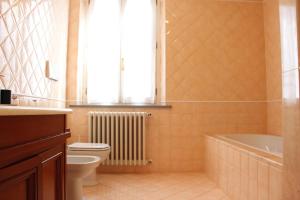A bathroom at Art Apartment Villa Mannelli Még 26 kép