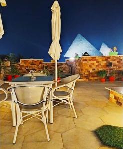 Elite Pyramids Boutique Hotel的庭院或其他户外区域