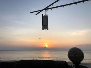 uma vista para o pôr-do-sol a partir da praia em Moonwalk Lanta Resort em Ko Lanta