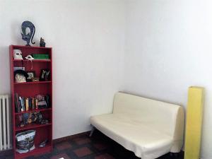 ローマにあるSt. John Apartmentの白いベンチと本棚付きの部屋
