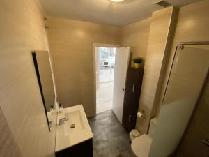 Baño pequeño con lavabo y aseo en Apartamento Los Remedios, en Ronda