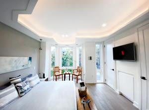 een slaapkamer met een bed en een tafel met stoelen bij Elegant Downtown Home in Toronto