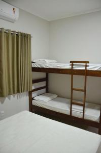 een kamer met 3 stapelbedden en een bed bij Tati's house Olímpia-casa para até 11 pessoas in Olímpia