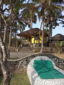 ośrodek z basenem i dom z palmami w obiekcie villa Arjuna w mieście Seraya