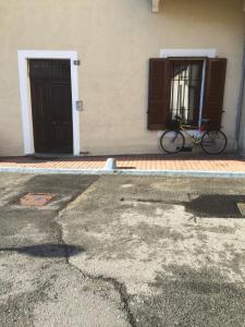 una bicicleta estacionada al lado de un edificio con una puerta en Casa vacanze Martina & Diana, en Aosta