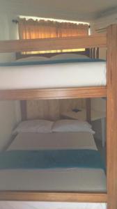 - deux lits superposés dans une chambre dans l'établissement Hotel Monaco De Riohacha, à Ríohacha