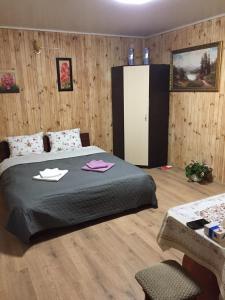 ein Schlafzimmer mit einem Bett mit zwei Handtüchern darauf in der Unterkunft Гостевой Дом «ANIKA» in Ivankov