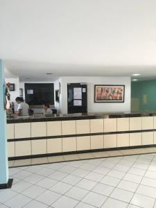 un mostrador en un restaurante con gente preparando comida en Apart Hotel em Carneiros, Tamandaré., en Tamandaré 19 fotos más