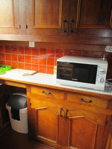 un forno a microonde seduto su un bancone in cucina di Gîte Habas a Habas