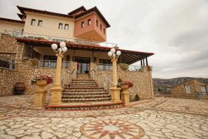 un edificio con escaleras delante en Afkos Grammos Boutique Hotel Resort en Nestorio