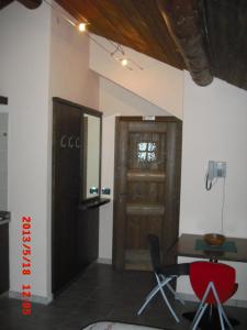 Zimmer mit einem Schreibtisch, einem Stuhl und einer Tür in der Unterkunft Lauson in Cogne