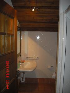 baño con lavabo, espejo y puerta en Lauson, en Cogne