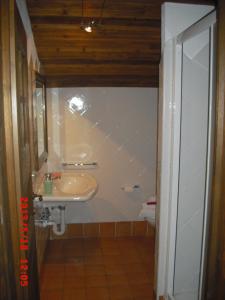 コー​​ニュにあるLausonのバスルーム(洗面台、鏡付)