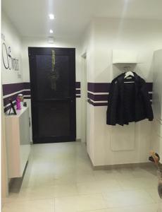 una habitación con una puerta negra y una chaqueta negra en la pared en Sweet Home, en Willich