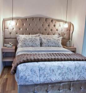 a bedroom with a large bed with a padded headboard at Casa Lua Hotel Spa in Chía