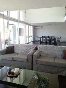 sala de estar con sofá y mesa en suites del champaqui en Villa General Belgrano