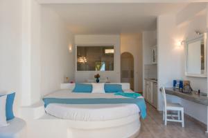 Ένα ή περισσότερα κρεβάτια σε δωμάτιο στο Aelia by Eltheon