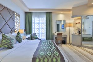 Кровать или кровати в номере Le Bosphorus Al Madinah
