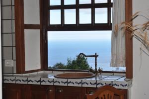 La Galga的住宿－卡薩查米凱拉別墅，一间带窗户和水槽的浴室