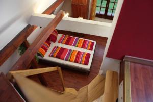 einen Blick über ein Zimmer mit einem Bett und einer Treppe in der Unterkunft Haus Enteresan in Köln