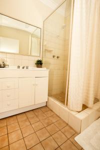 a bathroom with a sink and a bath tub at Kalgoorlie Overland Motel in Kalgoorlie