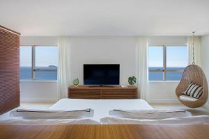 Телевизор и/или развлекательный центр в JANEIRO Hotel