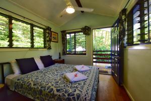 Postel nebo postele na pokoji v ubytování Thornton Beach Bungalows Daintree
