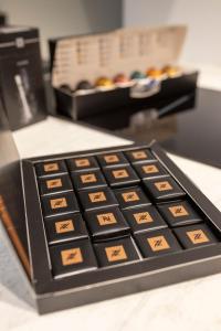Una calculadora negra sentada en un escritorio con una caja de donuts en Pupin Palace Apartments en Novi Sad
