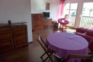 sala de estar con mesa púrpura y sofá en Réf 475, Seignosse océan, appartement proche plage et commerces, 4 personnes en Seignosse