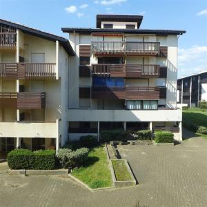 an apartment building with a parking lot in front of it at Réf 539, Seignosse Océan, Appartement à 150m de la plage, proche commerces, 4 personnes in Seignosse