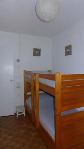 a bedroom with two bunk beds in a room at Réf 271, Seignosse Océan, Villa Patio au calme sous les pins, à quelques minutes de la plage et des commerces, 5 personnes in Seignosse