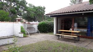 a bench sitting outside of a house with a window at Réf 259, Seignosse océan, Villa Patio au calme, plage et commerces à proximité, 6 personnes in Seignosse