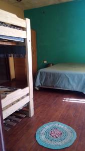 1 Schlafzimmer mit 2 Etagenbetten und einem Teppich auf dem Boden in der Unterkunft Dimensión moonlight in La Falda