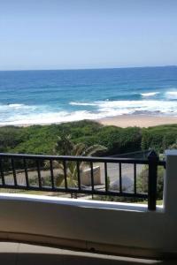 balcón con vistas a la playa y al océano en 22 Blue Largo, en Westbrook