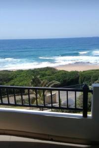 balcone con vista sulla spiaggia e sull'oceano di 22 Blue Largo a Westbrook