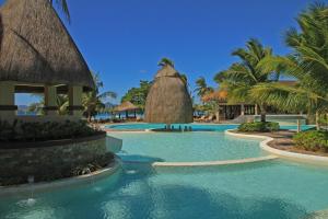 una piscina in un resort con palme di Two Seasons Coron Island Resort a Coron